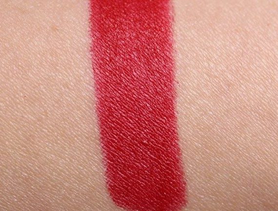 Lip velvet in Military Red