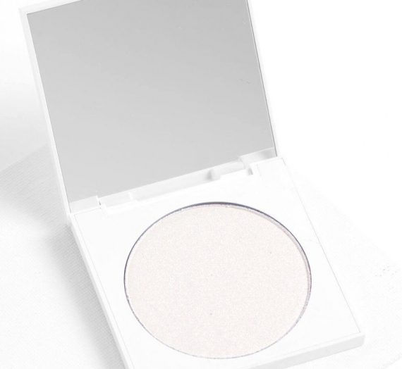 Pressed Powder Highlighter in S’il Vous Play